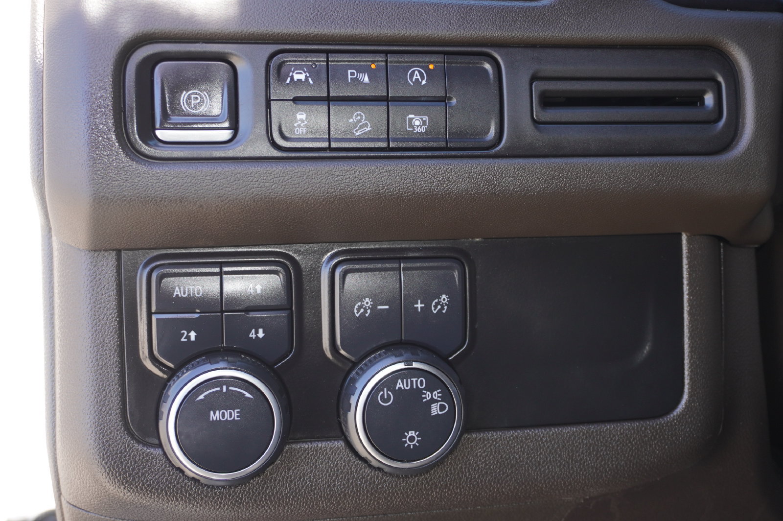 Used 2023 Chevrolet Tahoe Z71 w/ Luxury Package AWD/4WD image 17