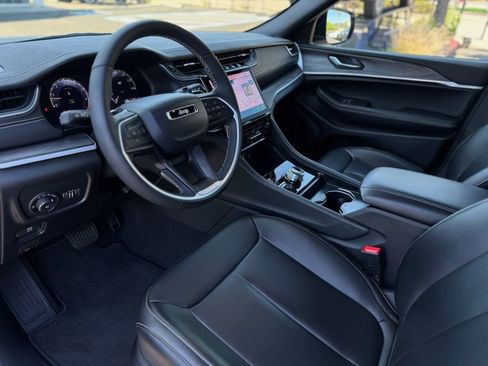 Used 2025 Jeep Grand Cherokee Limited w/ Black Appearance Package image 12
