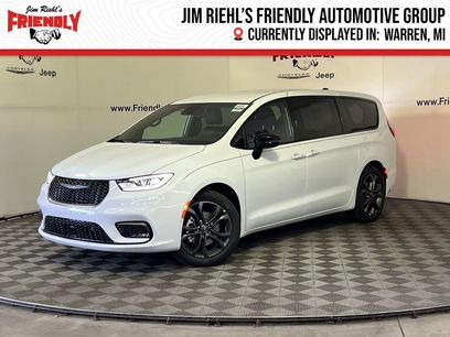 New 2026 Chrysler Pacifica Select