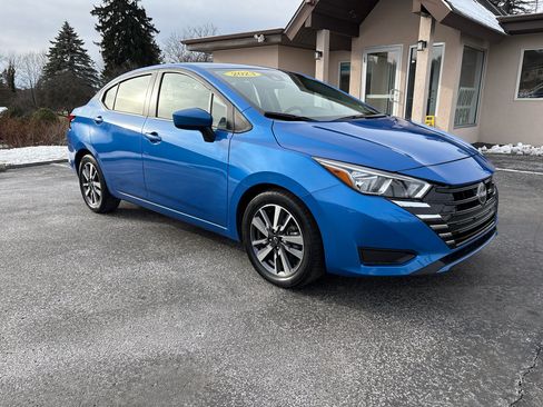 Used 2023 Nissan Versa SV image 3