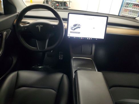 Used 2022 Tesla Model Y Long Range image 12