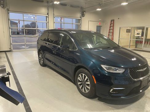 Used 2023 Chrysler Pacifica Touring-L w/ Uconnect Theater Family Group image 7