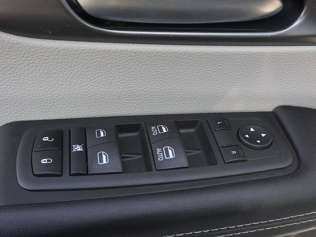 Used 2022 Chrysler Pacifica Touring-L FWD image 38