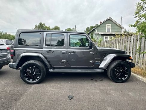Used 2022 Jeep Wrangler Unlimited Sahara w/ Cold Weather Group AWD/4WD image 19