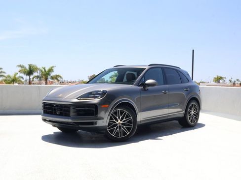 Certified 2025 Porsche Cayenne AWD/4WD image 1