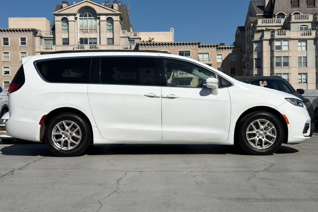 Used 2022 Chrysler Pacifica Touring-L FWD image 3