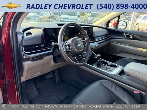 Used 2025 Kia Carnival image 4