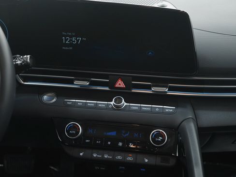 Used 2025 Hyundai Elantra SEL image 15