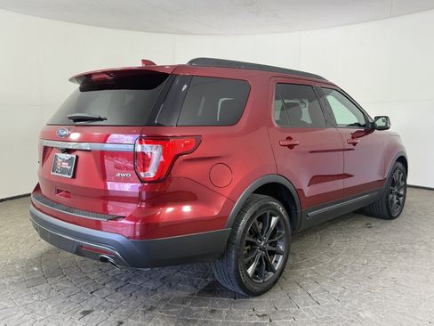 Used 2017 Ford Explorer XLT w/ Equipment Group 202A AWD/4WD image 9