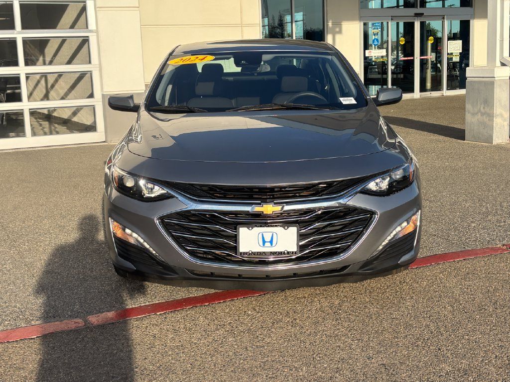 Used 2024 Chevrolet Malibu LT FWD image 2