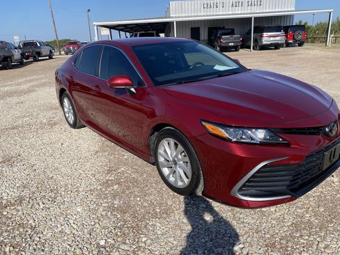 Used 2021 Toyota Camry LE image 3