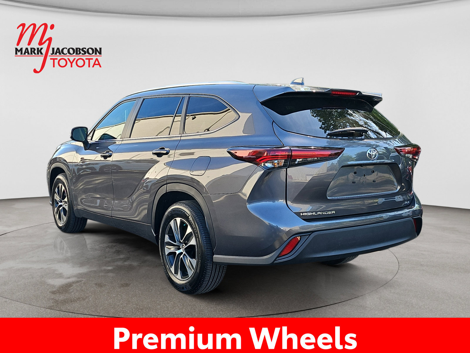 Used 2025 Toyota Highlander XLE FWD image 14