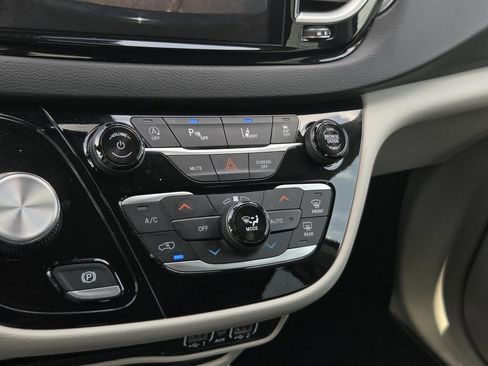 Used 2024 Chrysler Pacifica Touring-L FWD image 22