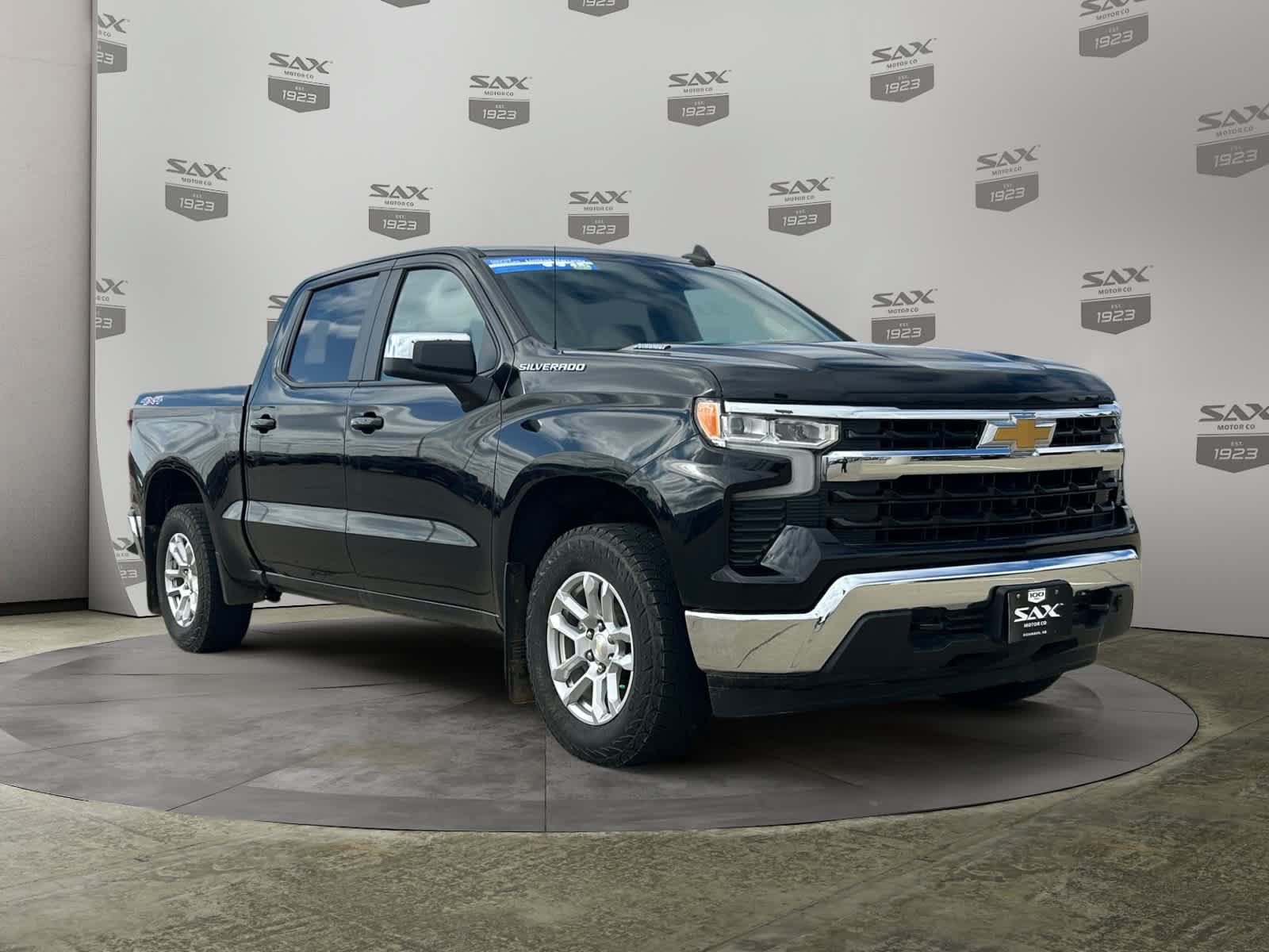 Used 2022 Chevrolet Silverado 1500 LT w/ Convenience Package II AWD/4WD image 1