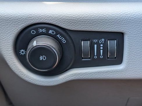 Used 2024 Chrysler Pacifica Touring-L FWD image 22
