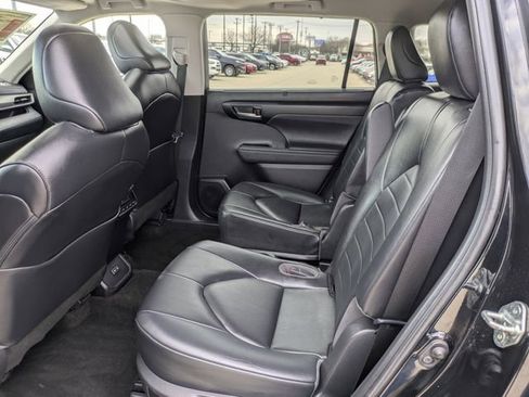 Used 2023 Toyota Highlander XLE image 29