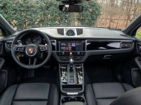 Used 2025 Porsche Macan image 25