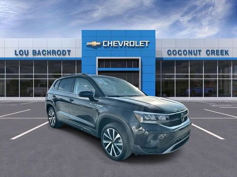 Used 2024 Volkswagen Taos SE image 1