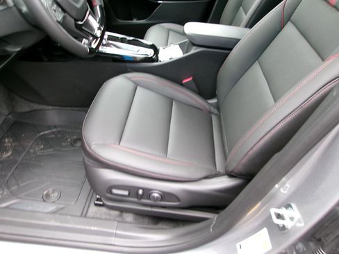 New 2026 Chevrolet Trax RS w/ Sunroof Package image 11