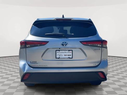 Used 2023 Toyota Highlander LE AWD/4WD image 6