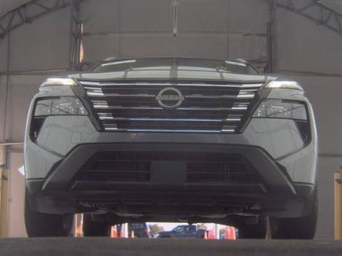 Used 2024 Nissan Rogue SV w/ SV Premium Package FWD image 3