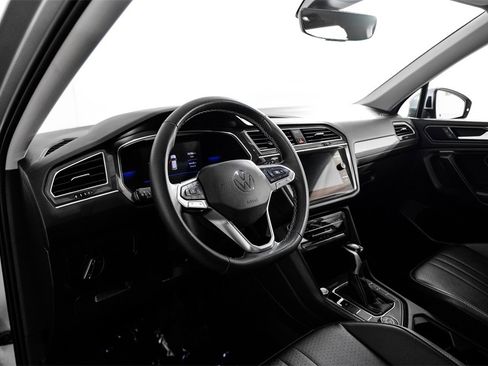 Used 2022 Volkswagen Tiguan SE image 3