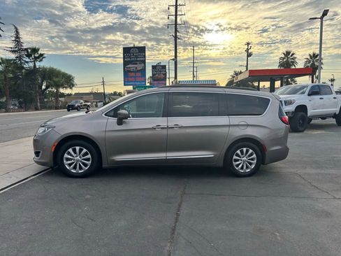 Used 2017 Chrysler Pacifica Touring-L image 5