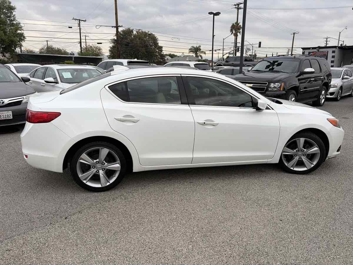 Used 2013 Acura ILX w/ Premium Package FWD image 4