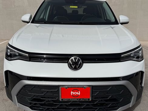 Used 2025 Volkswagen Taos SE image 2