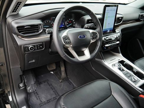 Used 2024 Ford Explorer Limited w/ Limited Technology Package AWD/4WD image 12