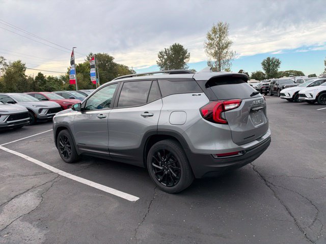 Used 2023 GMC Terrain SLE w/ Driver Convenience Package FWD image 10