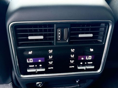 Used 2021 Porsche Cayenne Base image 27