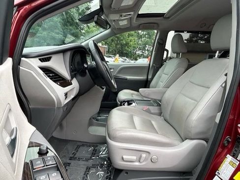 Used 2020 Toyota Sienna XLE w/ XLE Navigation Package AWD/4WD image 10