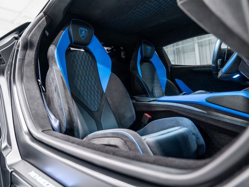 Used 2025 Lamborghini Revuelto image 13