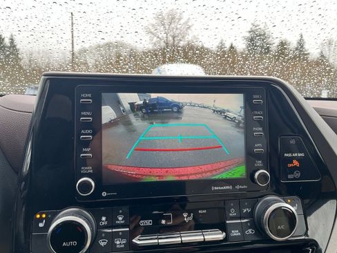 Used 2022 Toyota Highlander XLE image 24