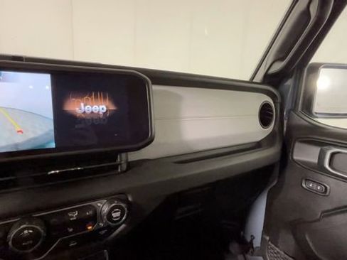 Used 2024 Jeep Wrangler Unlimited AWD/4WD image 36