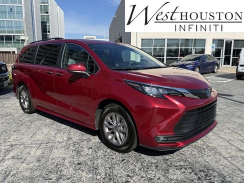 Used 2025 Toyota Sienna XLE image 1