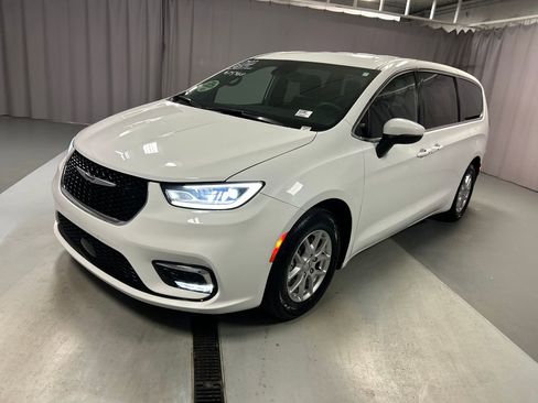 Used 2023 Chrysler Pacifica Touring image 3