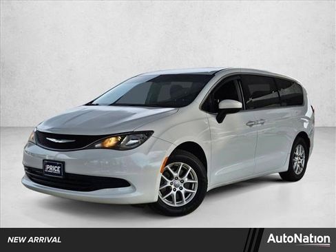 Used 2018 Chrysler Pacifica LX image 1