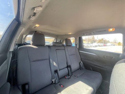 Used 2019 Toyota Highlander LE image 4