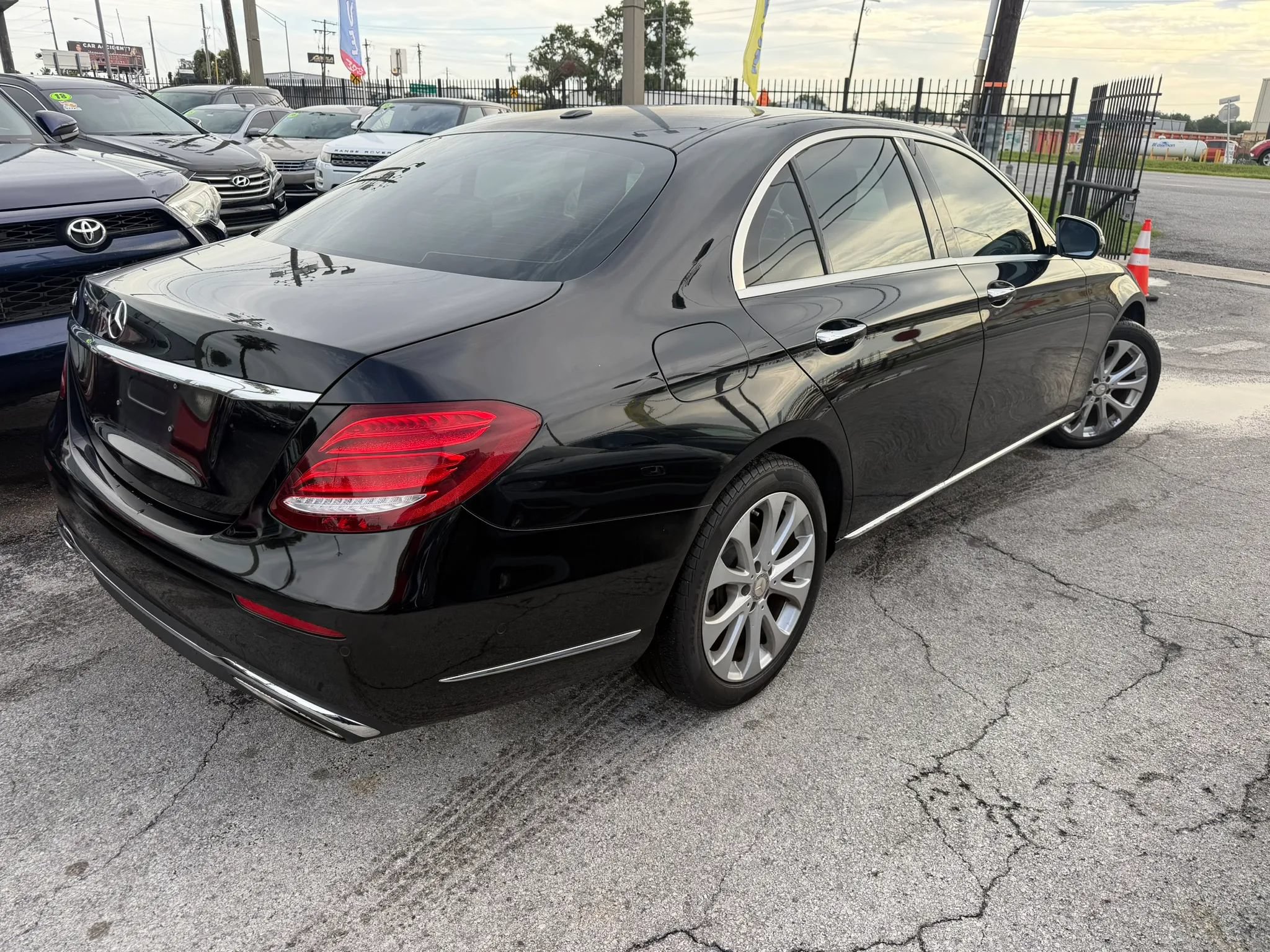 Used 2017 Mercedes-Benz E 300 image 4