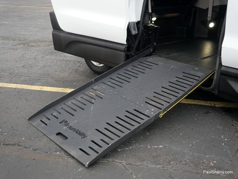 Used 2020 Chrysler Voyager L image 13