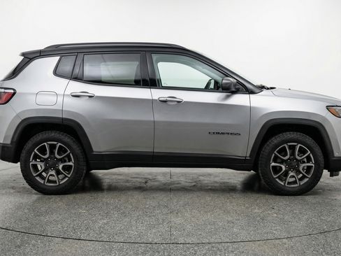 Used 2025 Jeep Compass Trailhawk image 11