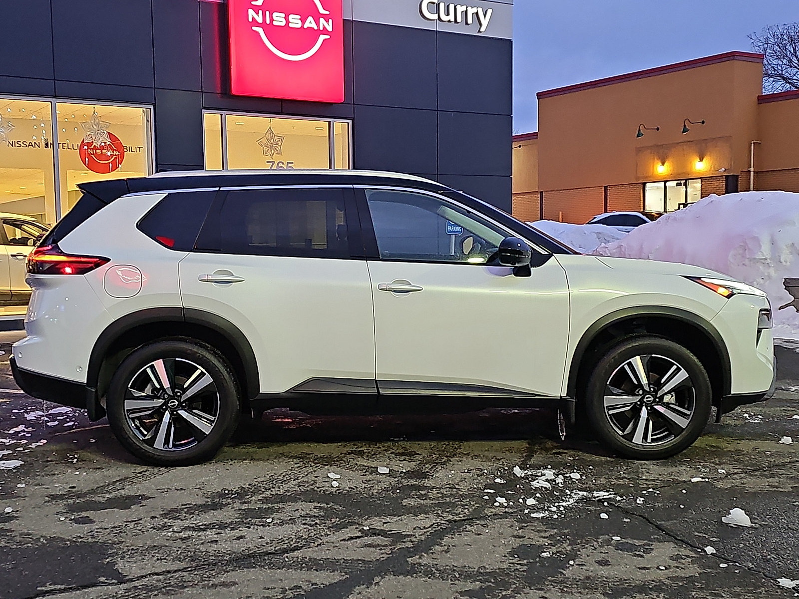 Used 2025 Nissan Rogue SL AWD/4WD image 8