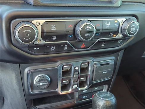 Used 2022 Jeep Wrangler Unlimited Sahara AWD/4WD image 19