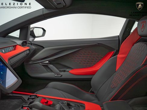 Used 2024 Lamborghini Revuelto image 38