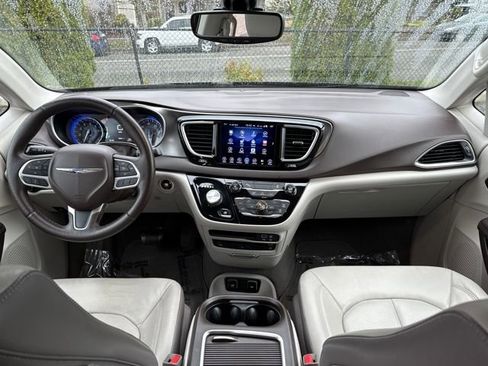 Used 2017 Chrysler Pacifica Touring-L Plus w/ Tire & Wheel Group image 13