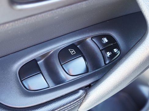 Used 2016 Nissan Rogue S w/ Appearance Package image 18
