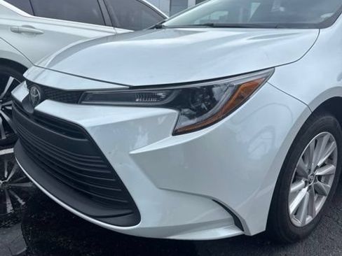 Used 2023 Toyota Corolla LE w/ LE Convenience Package FWD image 3