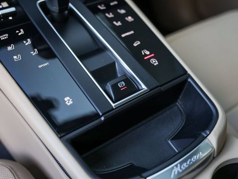 Certified 2024 Porsche Macan AWD/4WD image 25